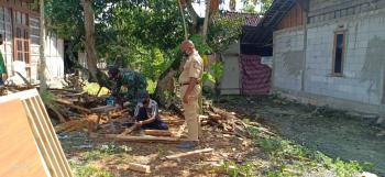 Perades, Warga Dan Anggota Satgas TMMD Bojonegoro Kompak Kerjakan Pintu Aladin